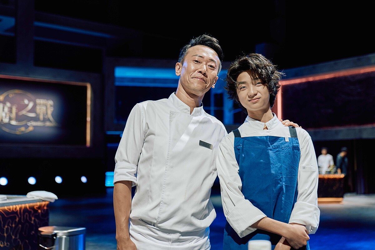 《星廚之戰》職人主廚余鑫源、明星廚助白潤音節目劇照