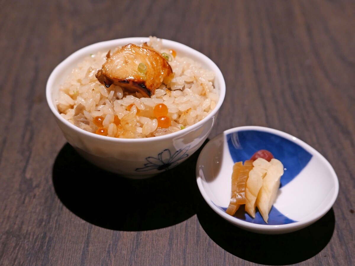 食事為鰤魚、舞菇、鮭魚卵釜飯。