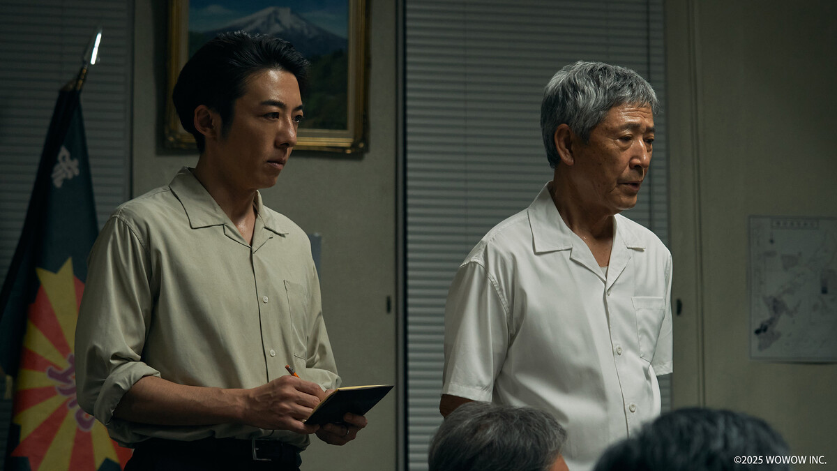 《1972 渚之螢火》高橋一生（左）與小林薰接下艱難任務，限時調查失竊案（圖_LINE TV提供）