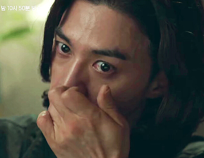 劇中經典的咬指甲畫面,金智勳眼神詭異,連指甲蓋都啃得很可怕