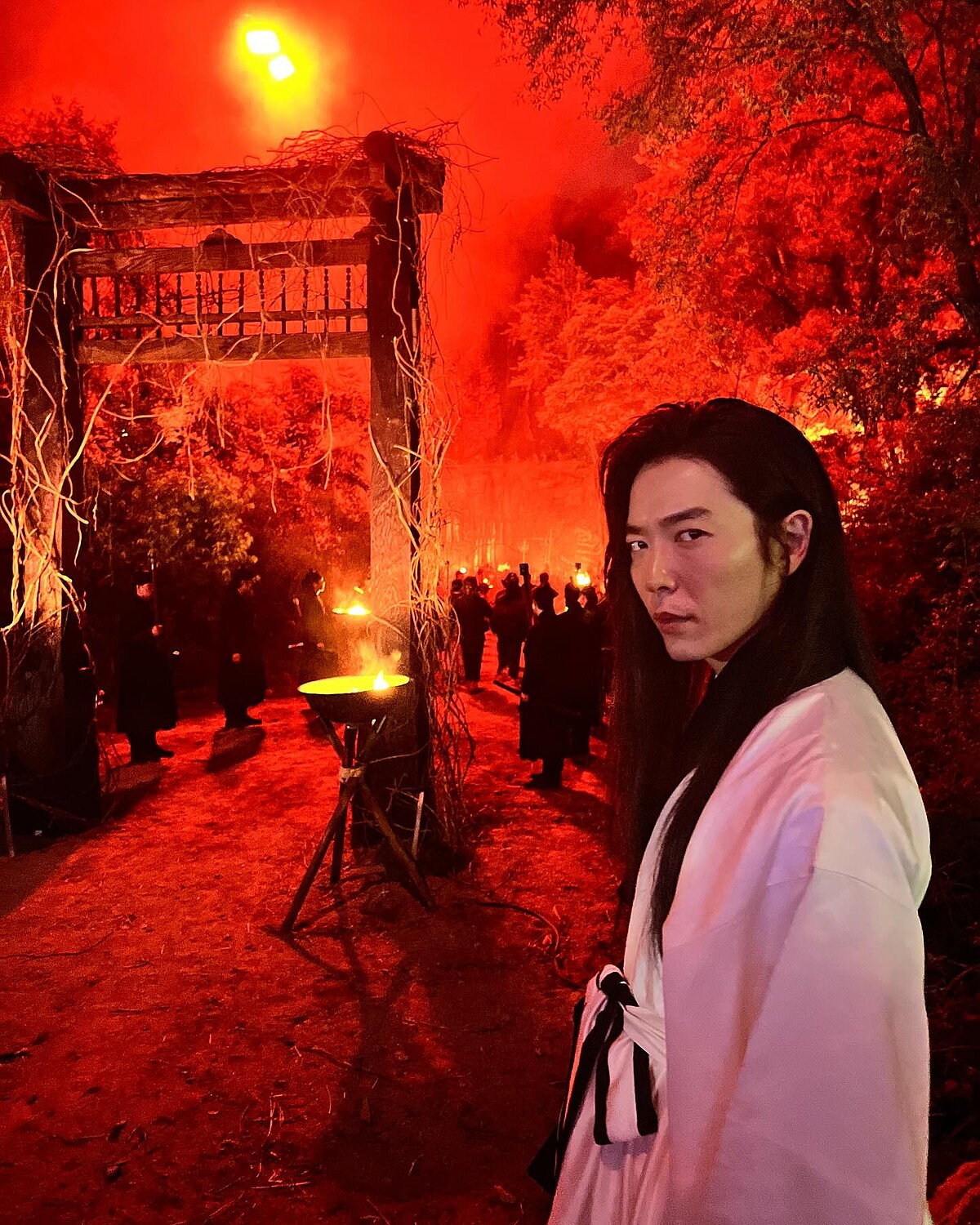 即使是片場花絮照,金昱材眼神還是很肅殺