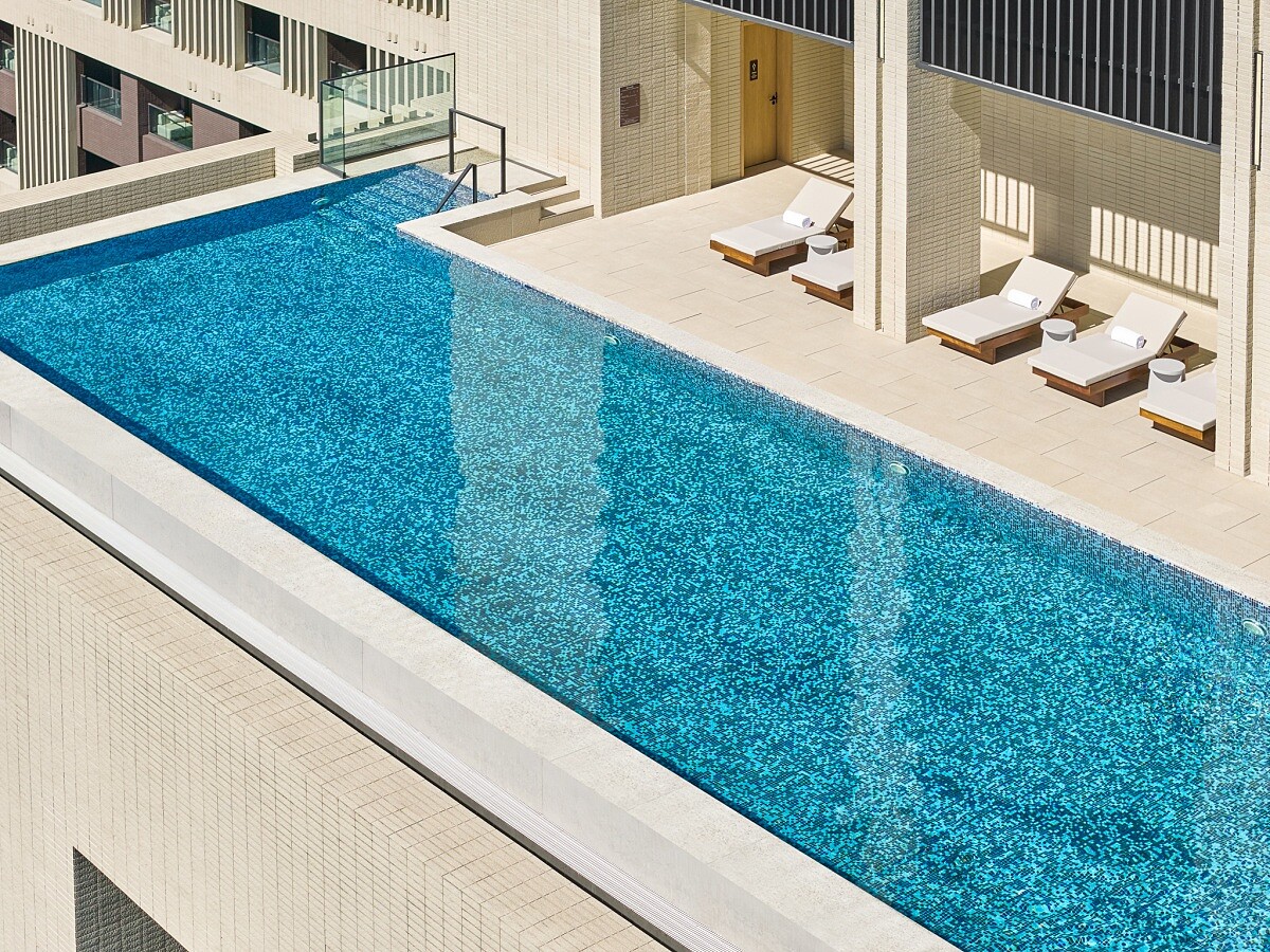 無邊際恆溫泳池。
