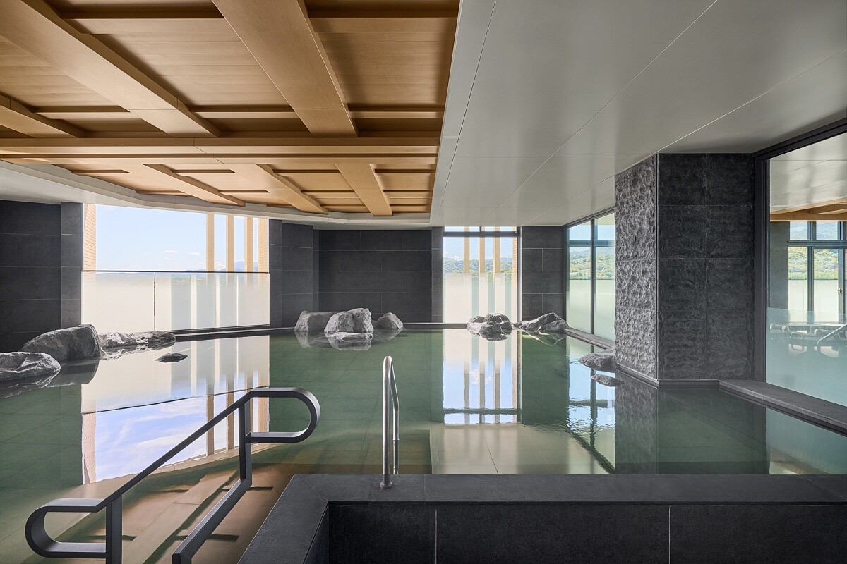 男湯「望谷」以深色系打造空間。