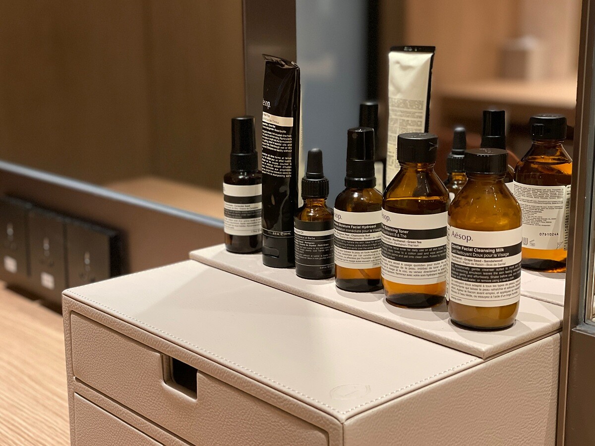 梳洗休息區備有 Aesop 護膚品。