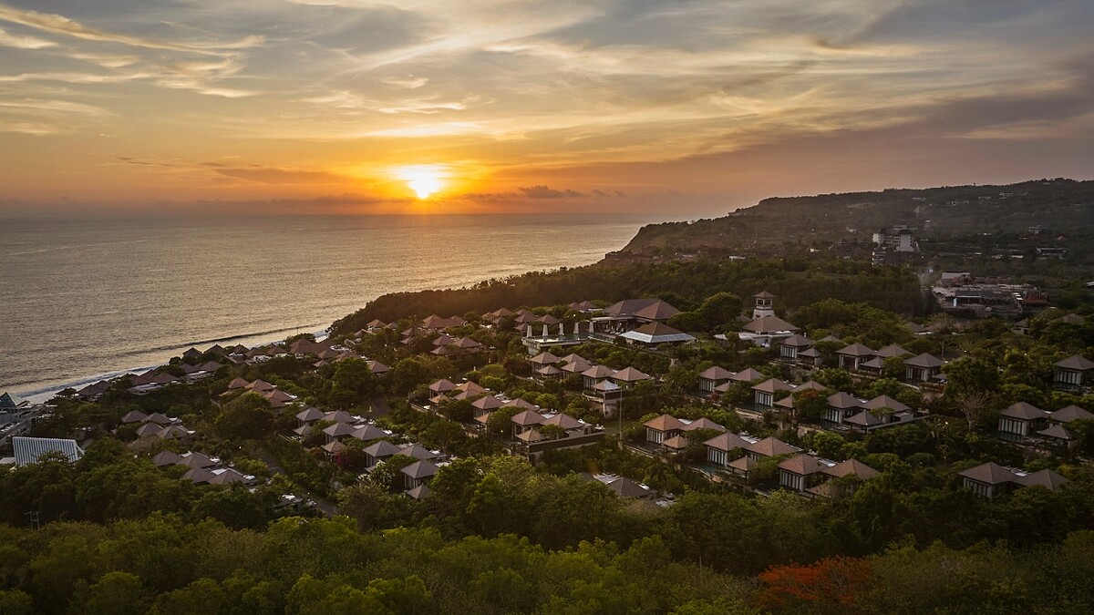 Umana Bali座落懸崖上