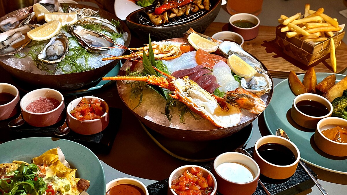 Uma Beach House提供囊括日式、美式與秘魯菜系料理