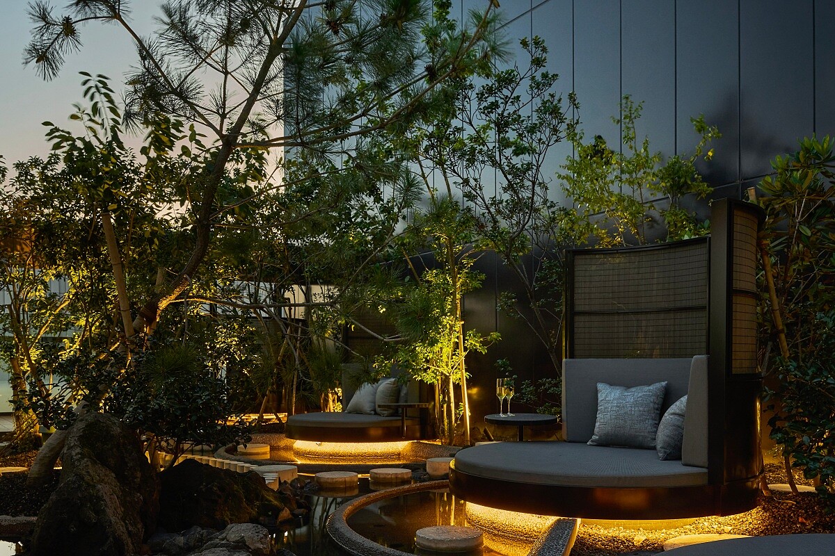 夜晚的屋頂休息室「YUSORA」。