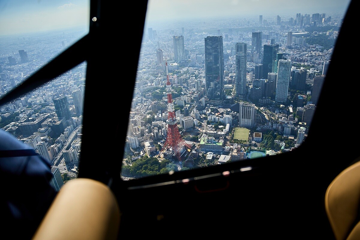 從東京起飛的直升機觀景行程，可俯瞰東京都區甚至遠眺富士山。城市景色會隨著時間變化，在高空中欣賞時，能感受到難得的非日常時光。