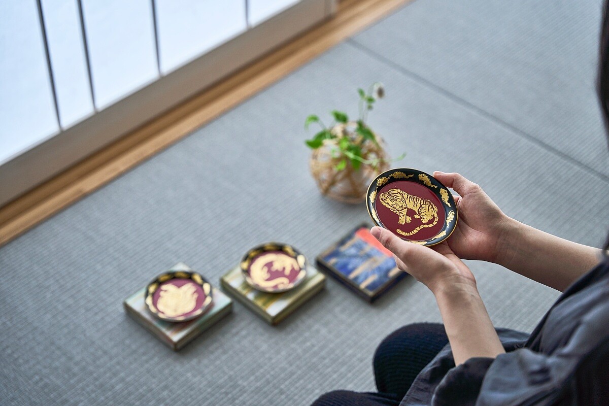 使用日本傳統漆藝與金箔，在小巧的豆皿上描繪象徵吉祥的動物。完成的豆皿可作為這段體驗的紀念帶回家。