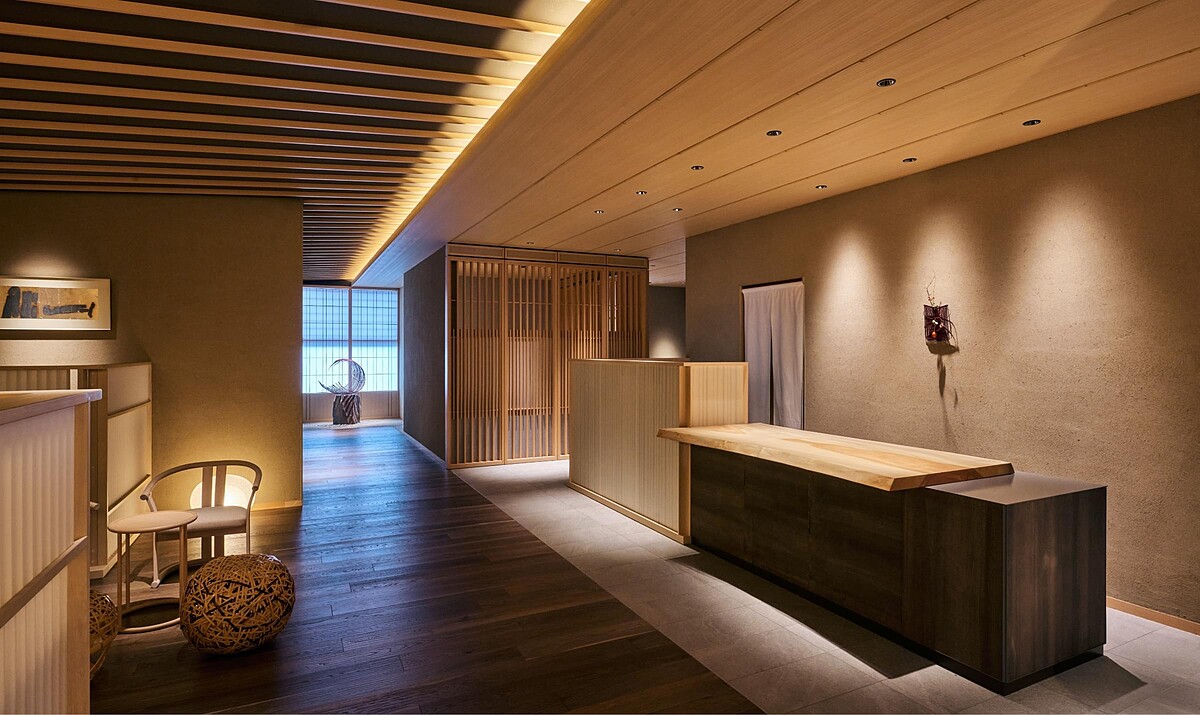 「馥府東京銀座」則成為少見的城市型據點，是品牌首次嘗試在高密度的都會環境裡延續這份度假精神。