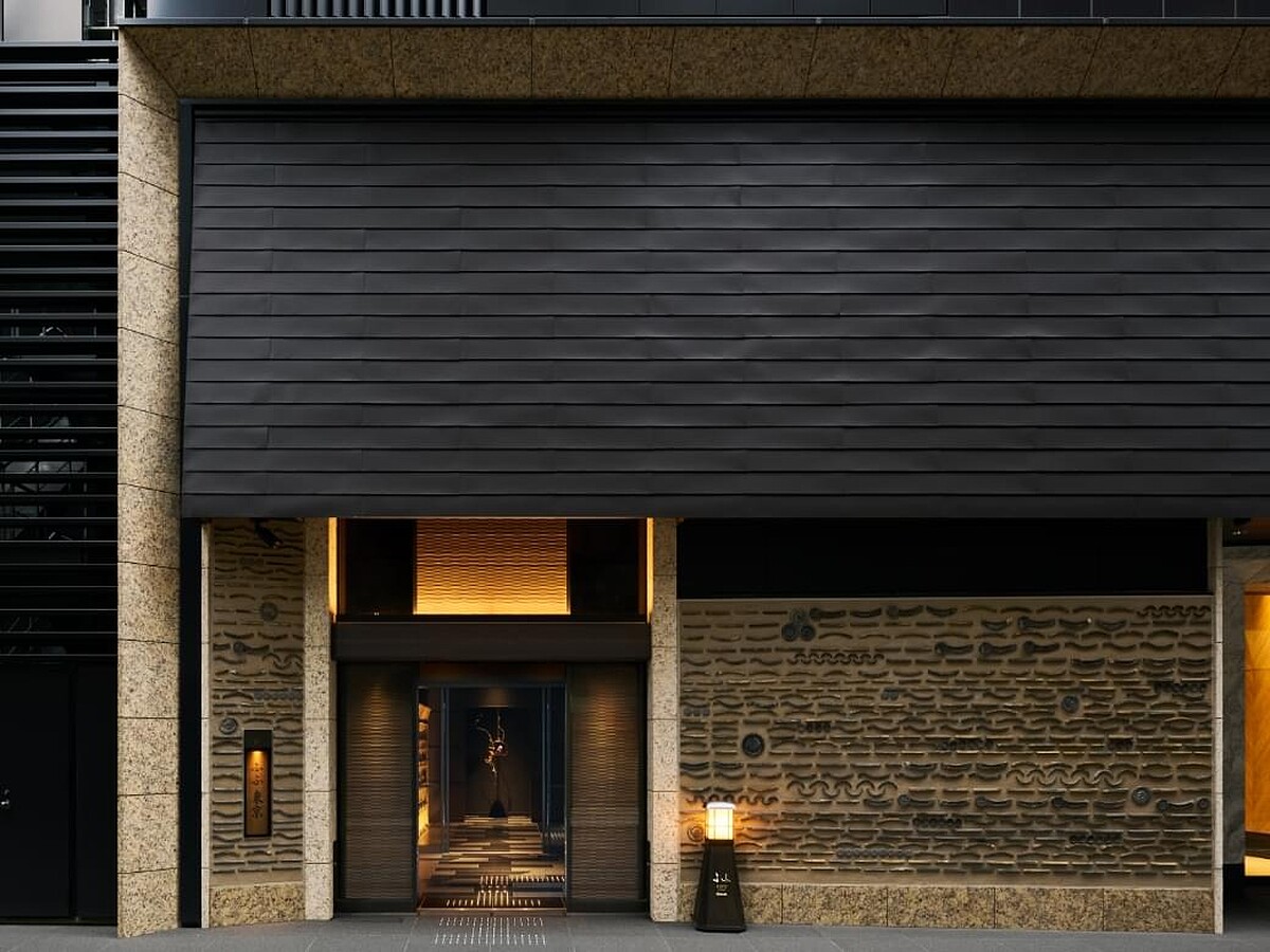 「馥府東京銀座」位於銀座一丁目站6號出口，外觀為一棟低調的現代建築。