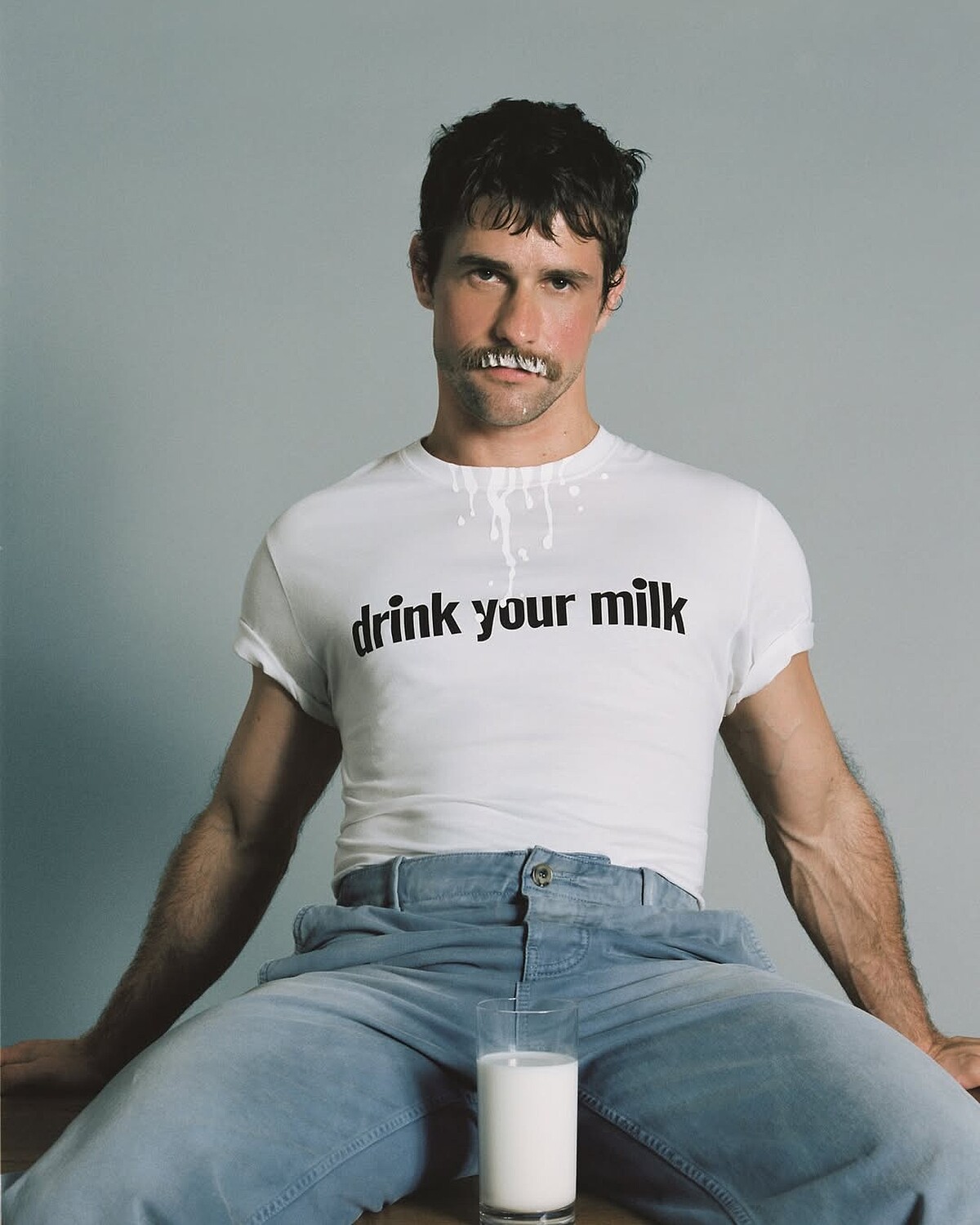 Drink your milk! 🥛An exclusive T-shirt created by LOEWE to celebrate the launch of actor Jonath。