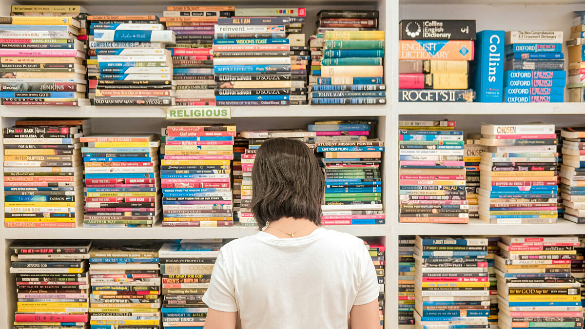 2025年度關鍵字揭曉Top10：「Vibe Coding氛圍編程」贏過氣場營造、微型退休、偽裝工作奪冠軍！HENRY意思？