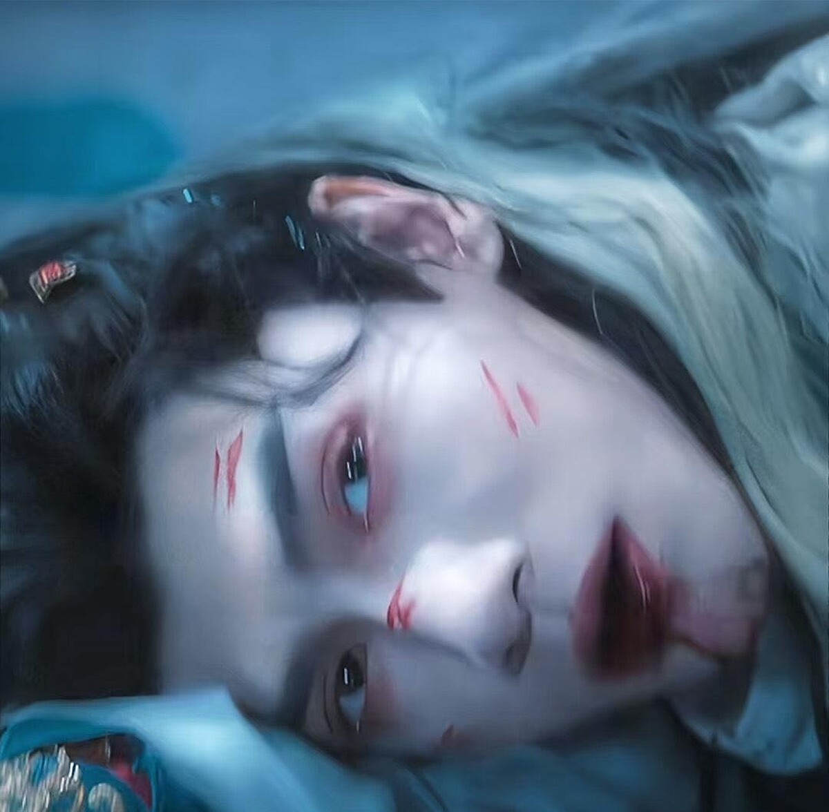 羅雲熙劇中被刺昏倒的演出，獲麻醉專科醫師讚賞。