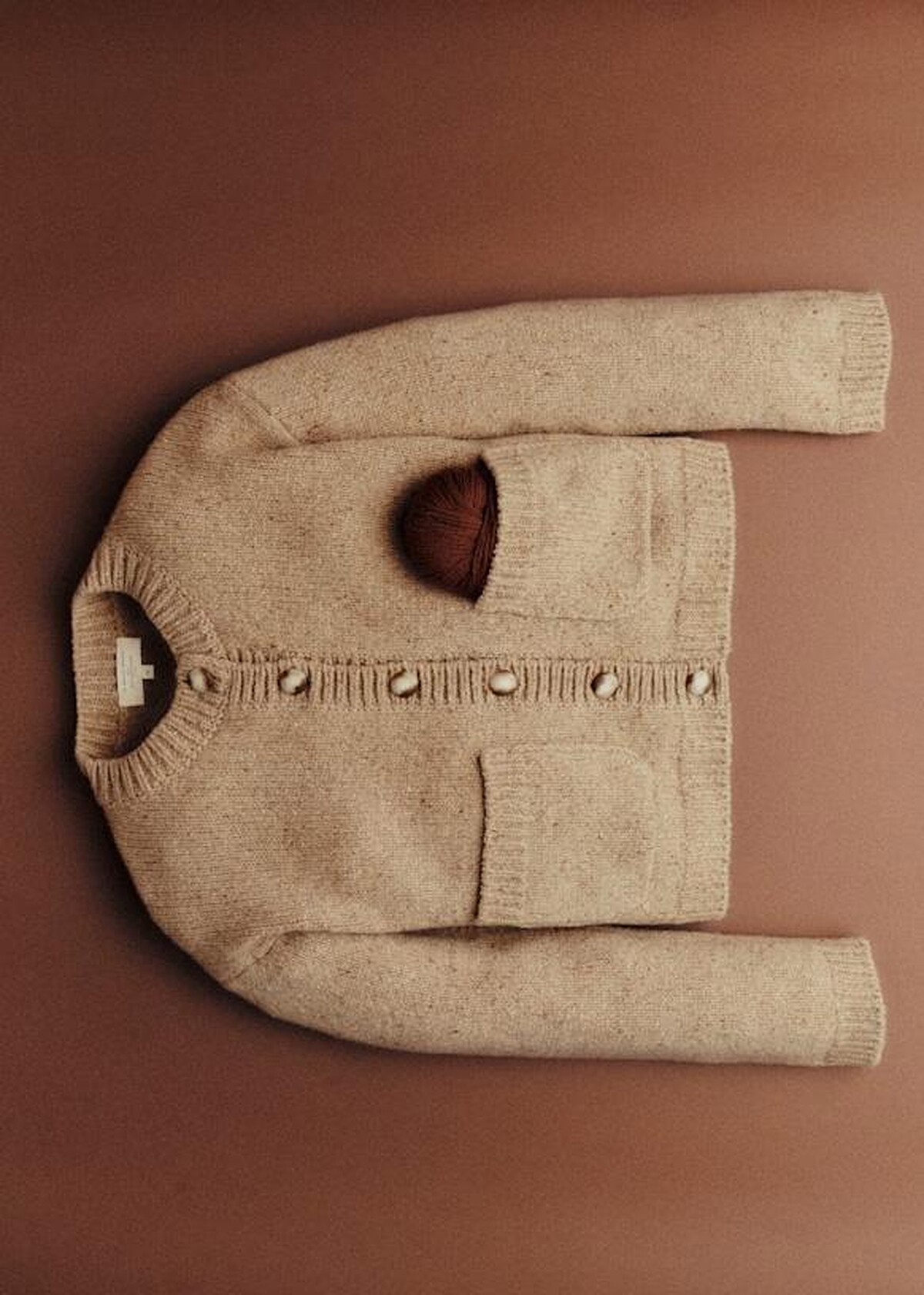 一件柔軟又舒適的針織衫是秋冬穿搭的必要單品。