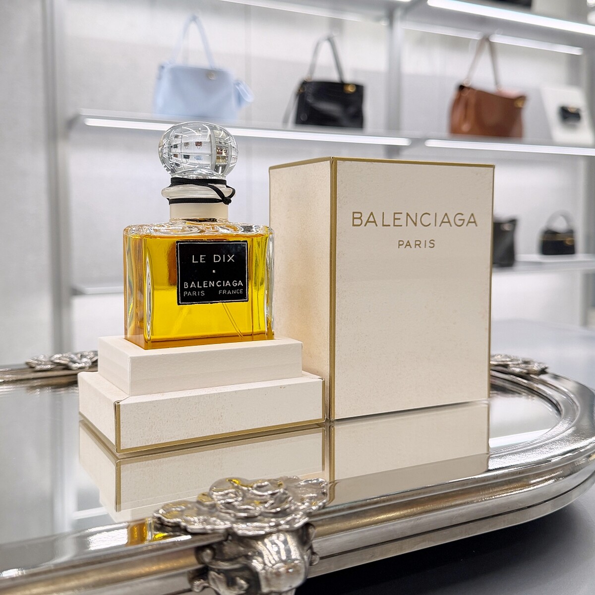 Balenciaga 2025年推出的香水瓶身與外盒。