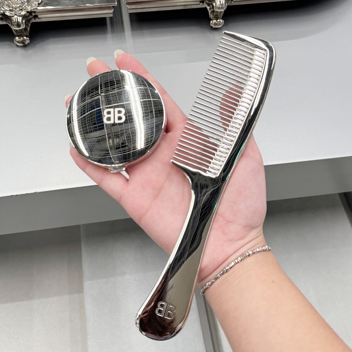 Balenciaga香氛系列梳子，NT23,500、香氛系列鏡子，NT19,500