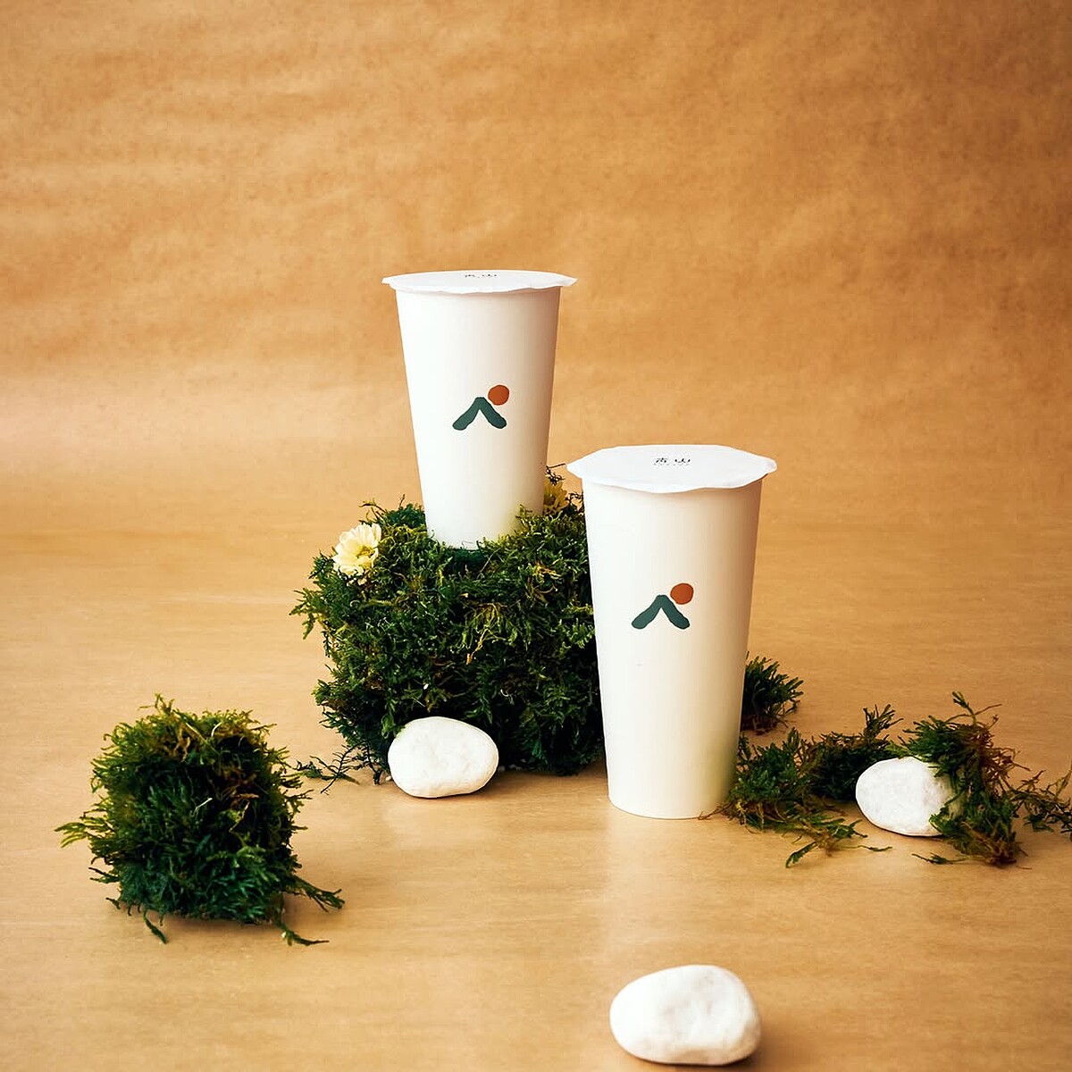 源自鶴茶樓的新品牌「青山」以獨特的青茶專業製作技術，迅速成為2025年討論度最高的手搖飲品牌（圖片來源／@青山 IG）