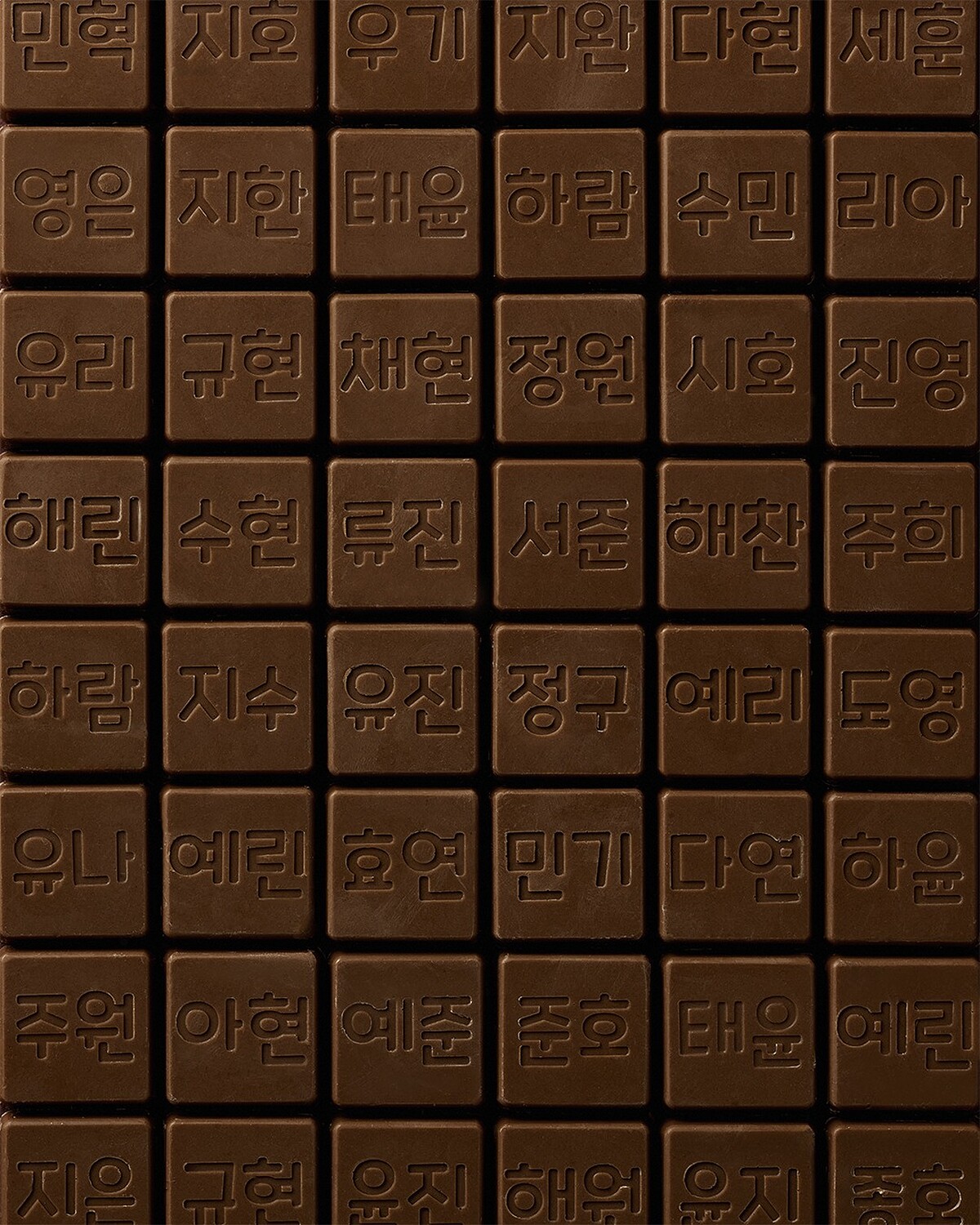 有網友熱情分享巧克力上出現的偶像名字，像是BTS柾國、TWICE多賢等知名韓國藝人（圖片來源／GS25 IG）