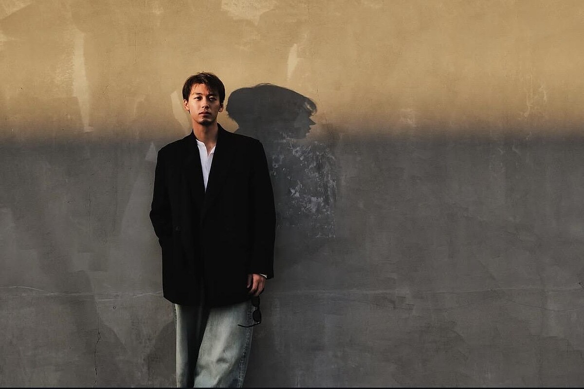 竹內涼真爽朗的形象，出道就有「國民男友」之稱。