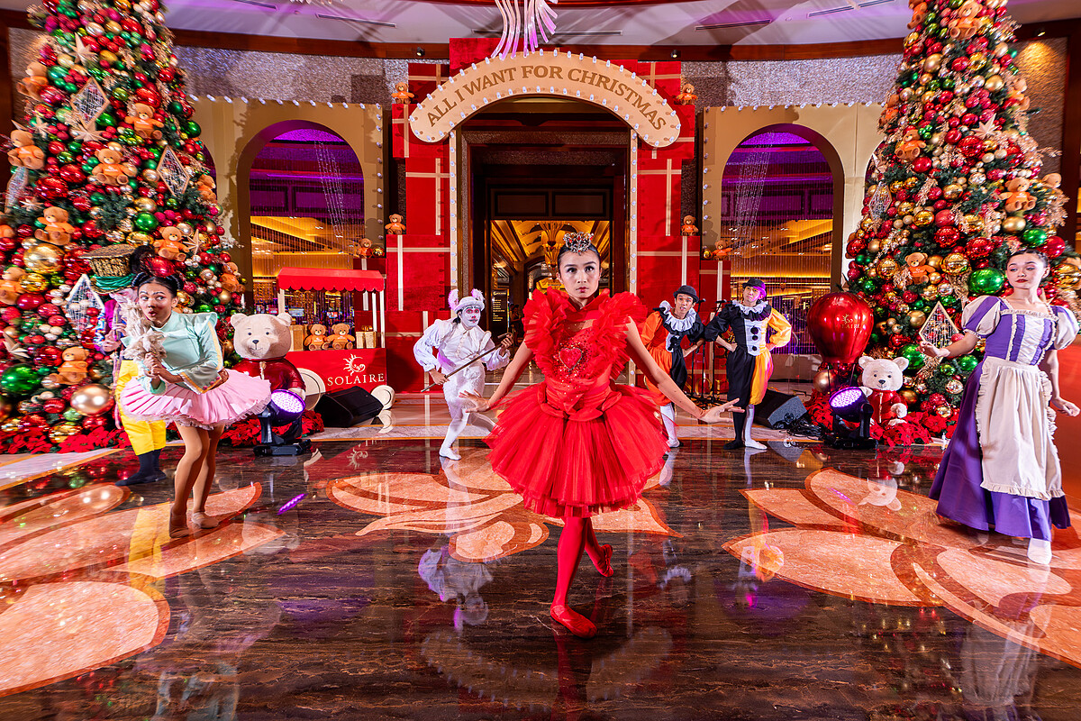 隨著主大廳的聖誕樹點燈儀式隆重舉行，為這座度假城市揭開了夢幻假期的序幕。