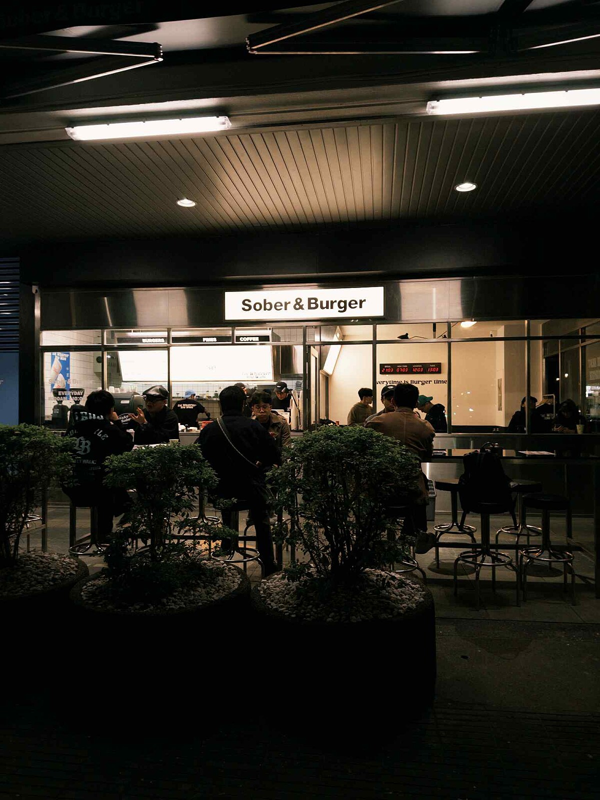 「Sober & Burger」設有內外座位區 Photo / R