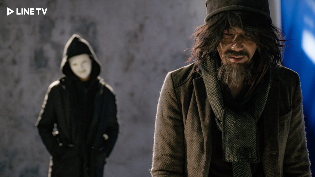 《黑白盒子》邀請李李仁（右）與莫允雯主演，莫允雯飾演神秘面具人。（圖／LINE TV提供）