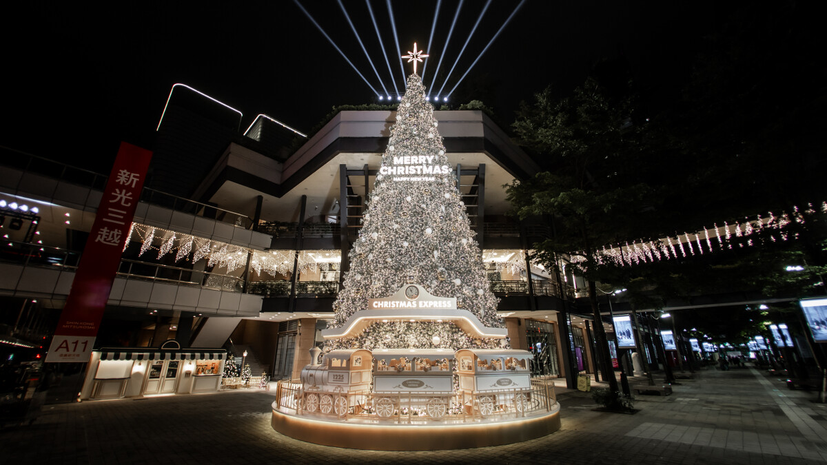 新光三越聖誕樹「傳遞幸福之樹」夢幻點燈