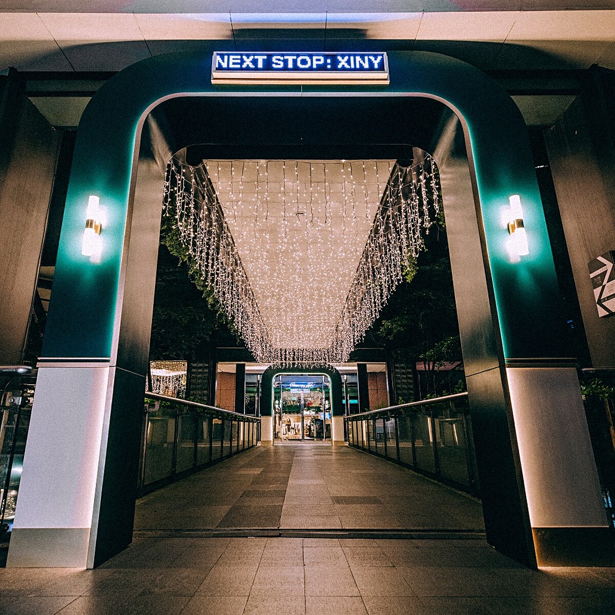 A9–A8空橋打造「夢境光廊」