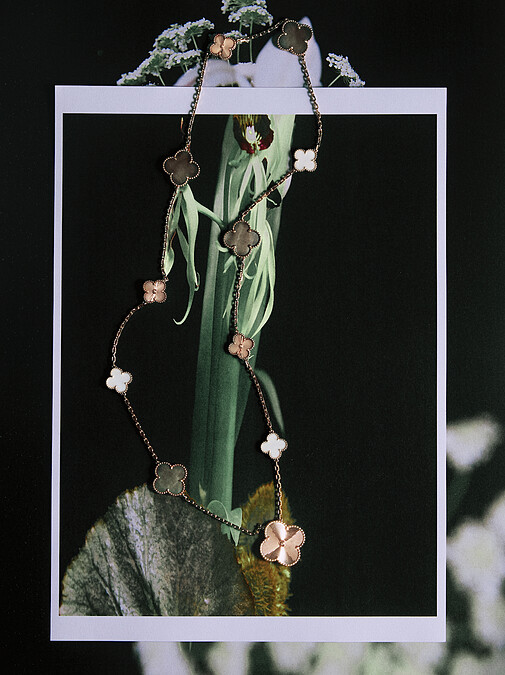 Magic Alhambra 可轉換式長項鍊，15枚四葉幸運圖騰（可轉換為11枚項鍊與4枚手鍊)，18K 玫瑰金鑲嵌灰色及白色珍珠母貝，Van Cleef & Arpels。