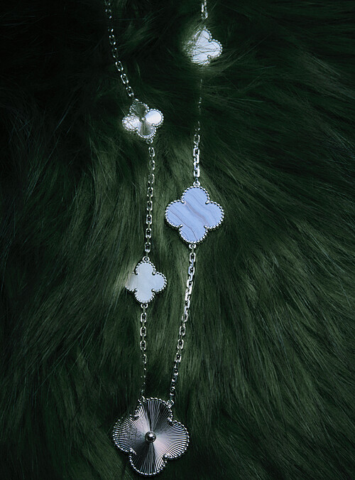 Magic Alhambra 可轉換式長項鍊，15枚四葉幸運圖騰 （可轉換為11枚項鍊與4枚手鍊)，18K 白金，鑲嵌玉髓及白色珍珠母貝，Van Cleef & Arpels。