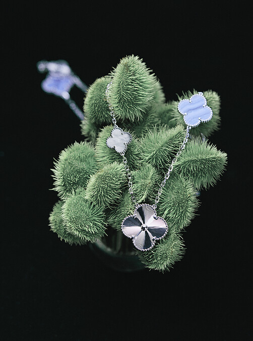 Magic Alhambra 可轉換式長項鍊，15枚四葉幸運圖騰 （可轉換為11枚項鍊與4枚手鍊)，18K 白金，鑲嵌玉髓及白色珍珠母貝，Van Cleef & Arpels。