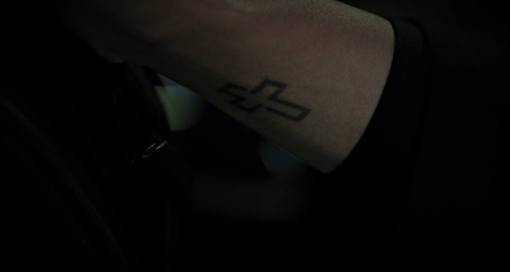 金在吾只看到黑道手臂X刺青，整部戲又多一個X伏筆