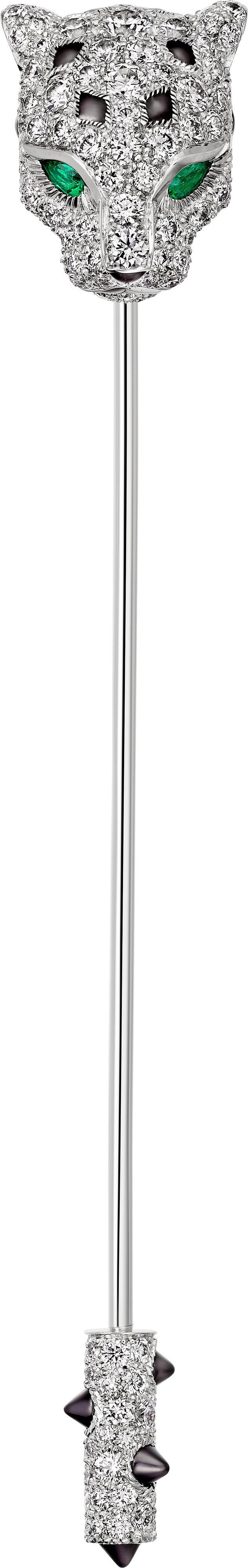Panth&egrave;re de Cartier美洲豹胸針，鋪鑲鑽石 Panth&egrave;re de Cartier美洲豹胸針，750/1000白K金，鑲嵌2顆祖母綠，縞瑪瑙及159顆共重1.04克拉的圓形明亮式切割鑽石。圖案寬度：9.65毫米。長度：65毫米。 參考價格約NT$885,000