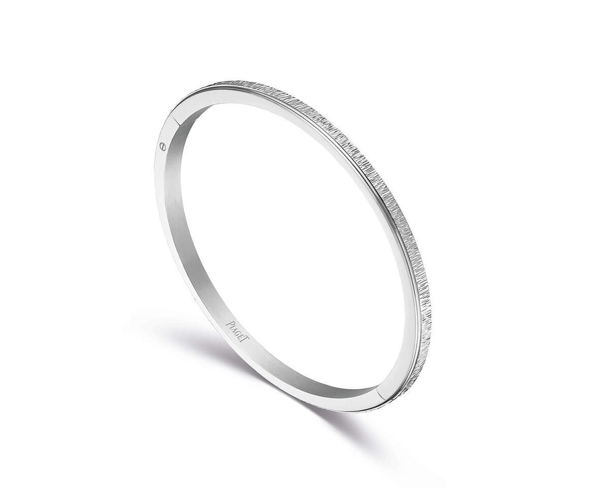 Possession 系列 18K 白金宮廷式雕刻飾紋手鐲 建議售價約 NT$241,000