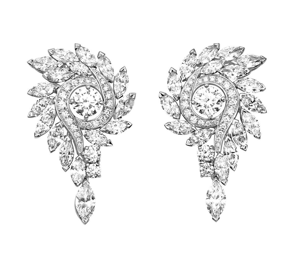 PIAGET 頂級珠寶系列 18K 白金鑽石耳環(轉換為胸針穿戴) 18K 白金、鑲嵌 2 顆 E VVS2 圓形切割美鑽，個別重約 0.8cts、84 顆花式切 割美鑽，總重約 9.22cts。