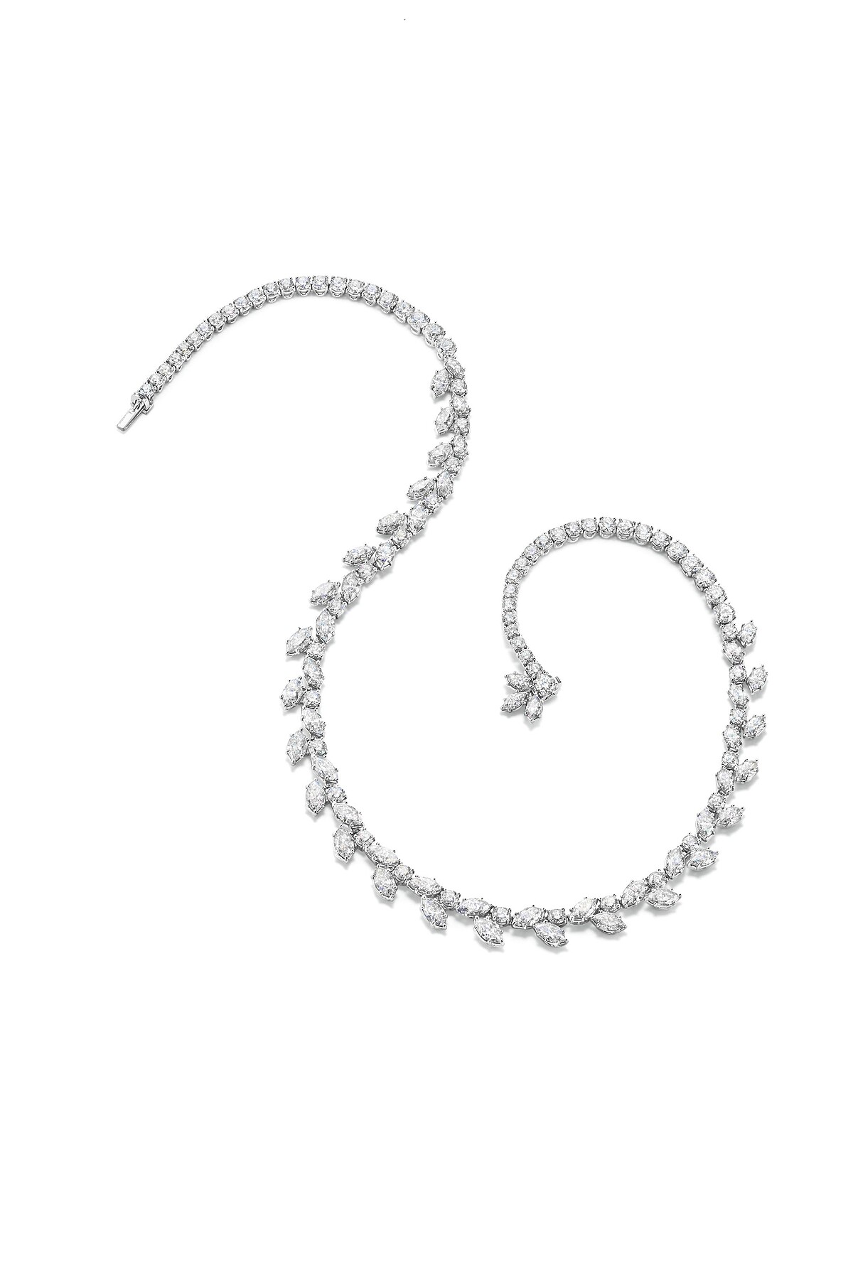 海瑞溫斯頓Winston Cluster系列 鑽石項鍊 精心挑選的122顆圓形明亮式與馬眼型切工鑽石，總重約達26.50克拉，悉心鑲嵌於鉑金底座。項鍊採用超過七十年歷史的獨家「錦簇鑲嵌」Cluster工藝，透過馬眼型、圓形與水滴型等多種切工鑽石的立體組構，呈現各式形狀在不同角度鑲嵌中交互折射出的層次光影