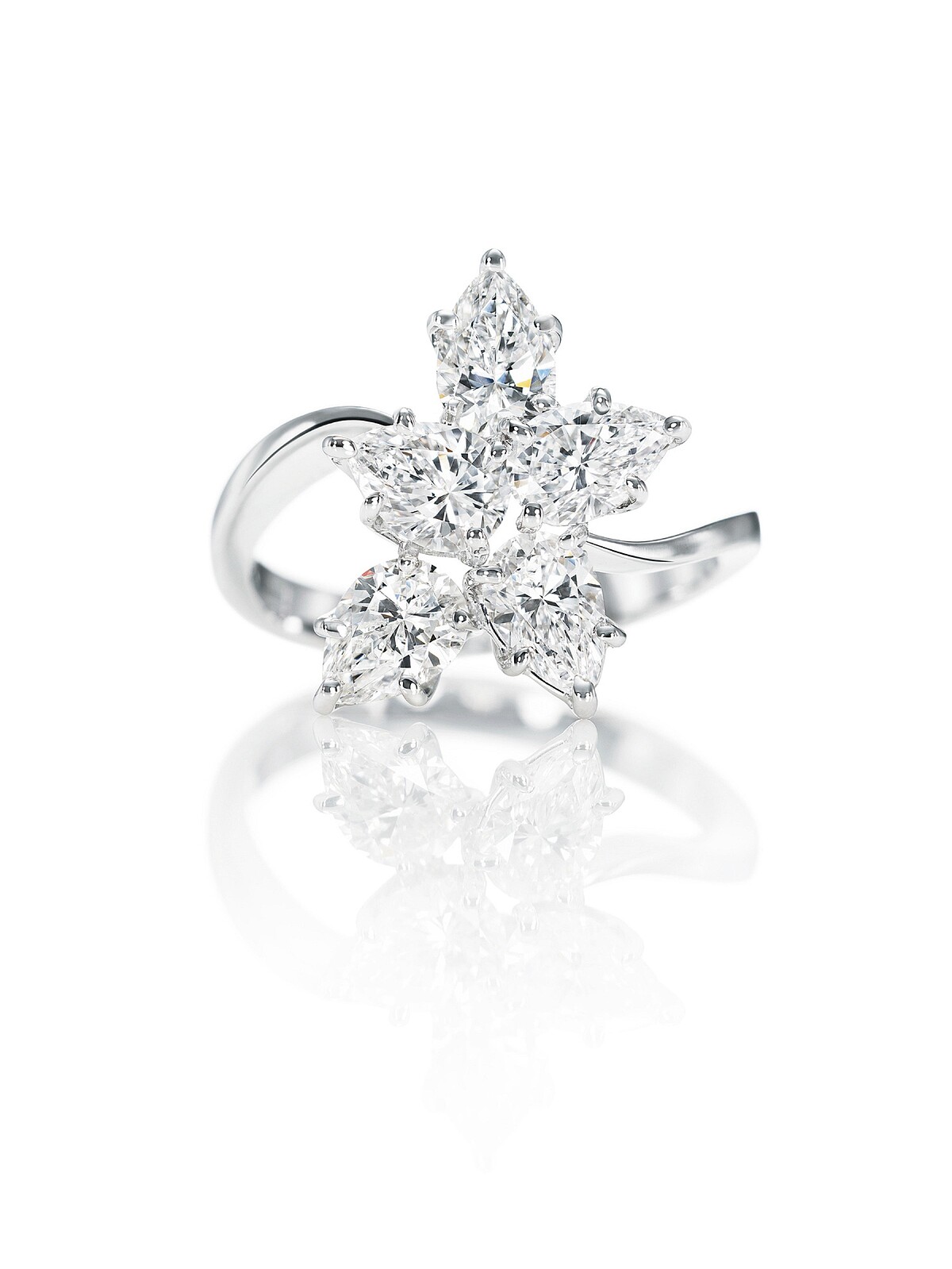 海瑞溫斯頓Winston Cluster 系列 鑽石戒指 精心挑選的5顆水滴型切工鑽石總重約1.96克拉，悉心鑲嵌於鉑金底座。