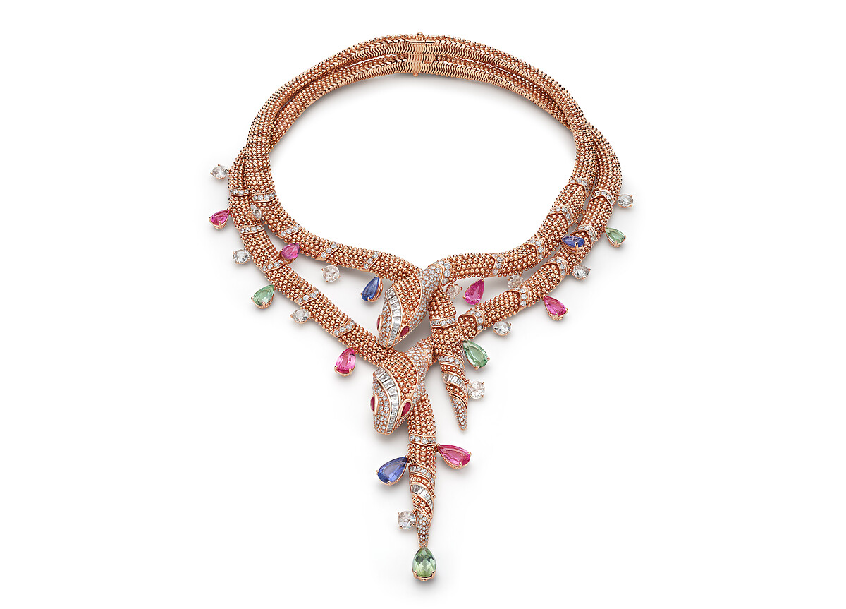 BVLGARI Serpenti系列 頂級玫瑰金彩寶與鑽石項鍊 頂級玫瑰金項鍊，鑲嵌3顆梨形切割坦桑石(總重約5.03克拉)、4顆梨形切割綠碧璽(總重約6.29克拉)、6顆梨形切割紅碧璽(總重約8.49克拉)、13顆玫瑰切割鑽石(D-G VVS-VS 總重約5.18克拉)、4顆梨形切割紅寶石(總重約0.97克拉)、41 顆階梯形切割鑽石(D-F VVS-VS 總重約3.40克拉)與密鑲鑽石(D-F IF-VVS 總重約7.65克拉)。
