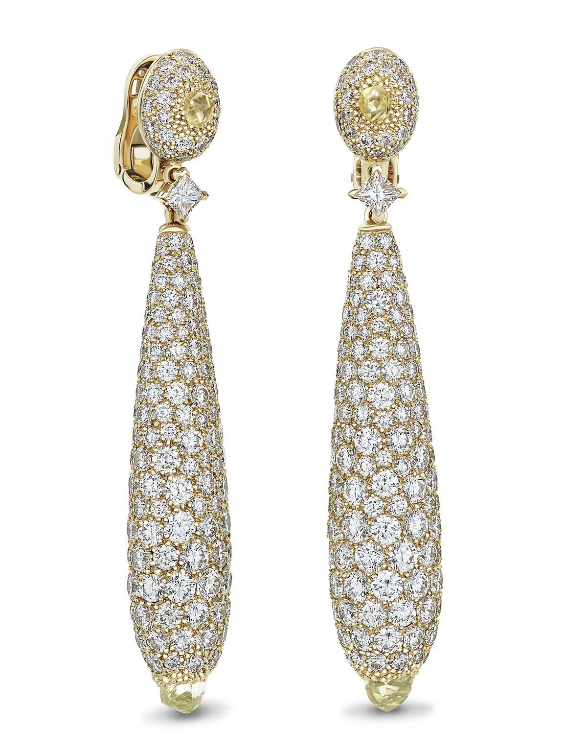 Talisman 高級珠寶18K黃金鑽石原石雞尾酒耳環 鑲嵌材質：18K黃金 鑽石總重：約20.44克拉 這款 Talisman 雞尾酒耳環令人驚嘆的設計突顯了 De Beers 標誌性的專業工藝&mdash;&mdash;鑽石原石和拋光鑽石的獨特對比。密釘微鑲白鑽鑲嵌於 18K黃金，環繞著奪目動人的黃色鑽石原石，為其時尚設計增添獨特質感，營造和諧對比。耳環採用宛如淚滴般現代感的造型打造，十分引人注目。 訂價約 NT$ 2,890,000