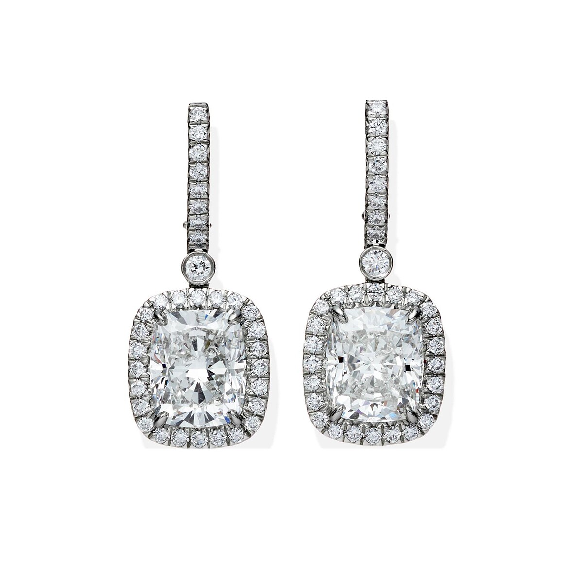 Tiffany Soleste&reg; 系列鑽石耳環_鉑金鑲嵌 2 顆逾 4 克拉的枕形切割鑽石及鑽石 約 NT$ 6,450,000