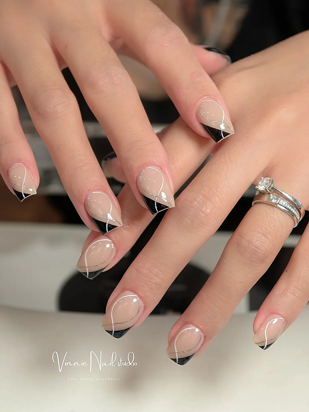 弧形交織線條美甲範本(Photo/小紅書@aya.clemorenail)。