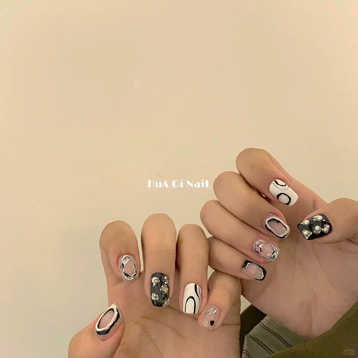 圓型線條美甲範本(Photo/小紅書@花崎NAIL)。