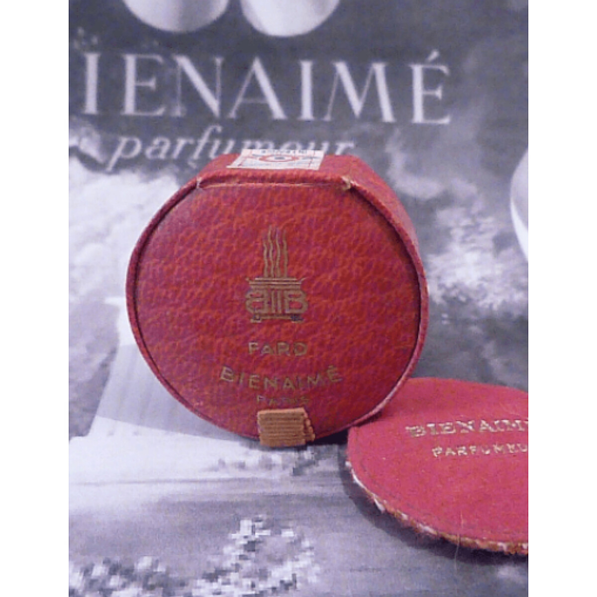 讓Cécilia Mergui決定買下Bienaim&eacute;的粉盒。