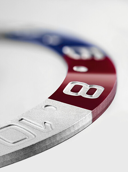 完成刻字鍍層工序後，進行紅藍雙色Cerachrom字圈的表面磨光 &copy;Rolex／C&eacute;dric Widmer