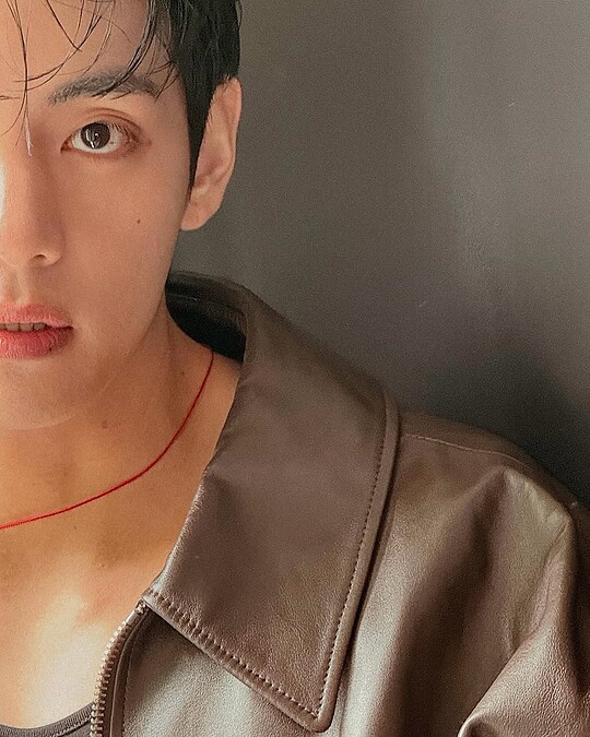 金泰亨紅色頸繩