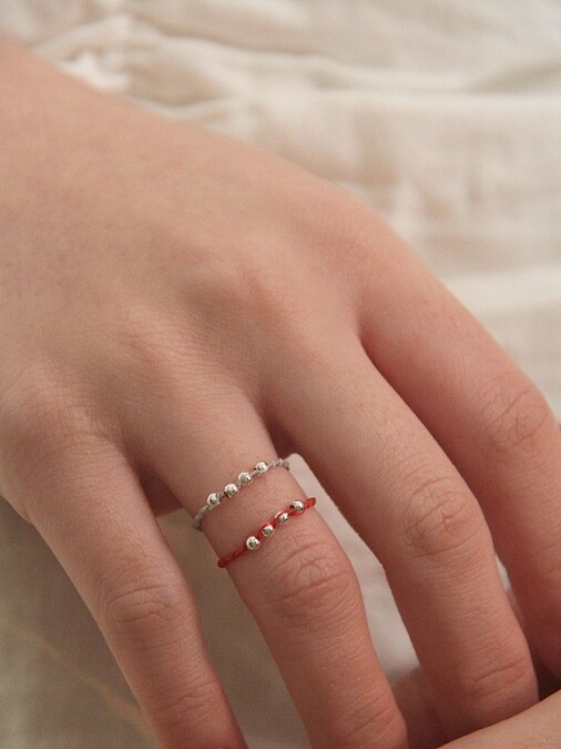 IU與Karina都戴過的珠飾編織戒指