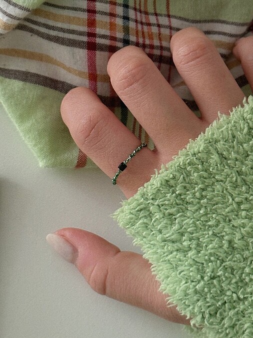 TXT成員延俊和IU同款的編織戒指