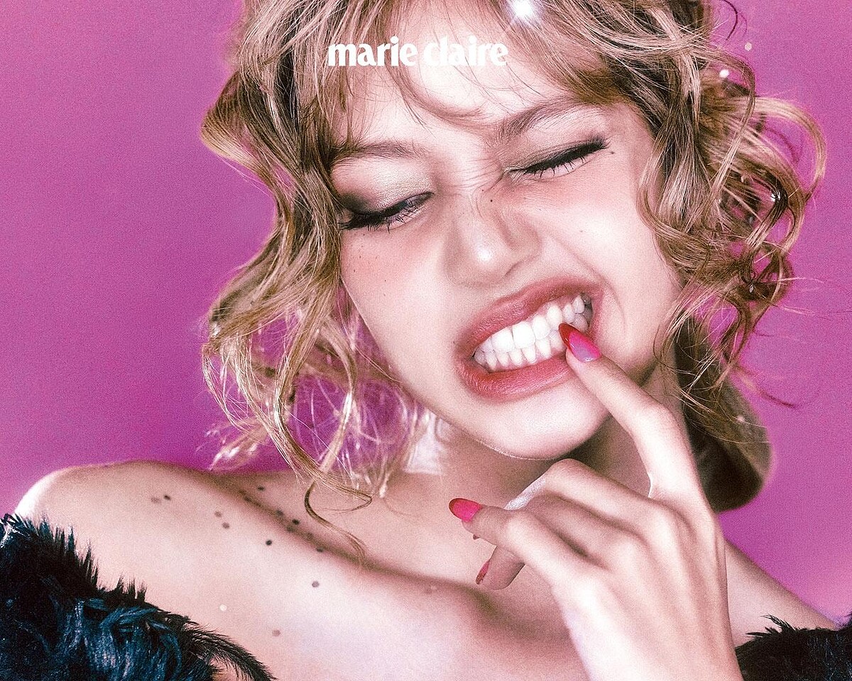  外套為 Louis Vuitton。