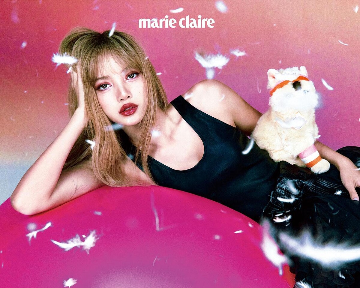 連身緊身衣、腰帶、裙子皆為 Louis Vuitton。